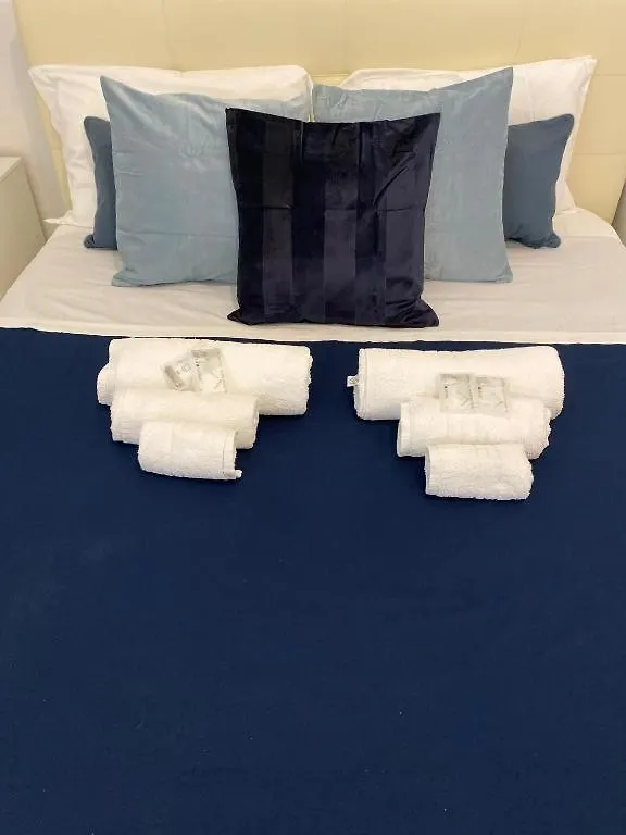 Domus Luigi Leone 2 Bed & Breakfast Naples