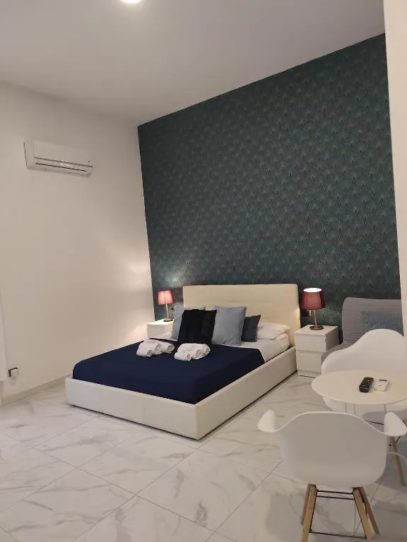 Domus Luigi Leone 2 Bed & Breakfast Naples