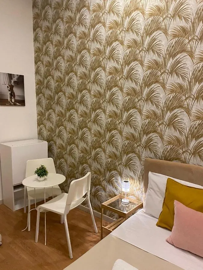 Domus Luigi Leone 2 Bed & Breakfast Naples