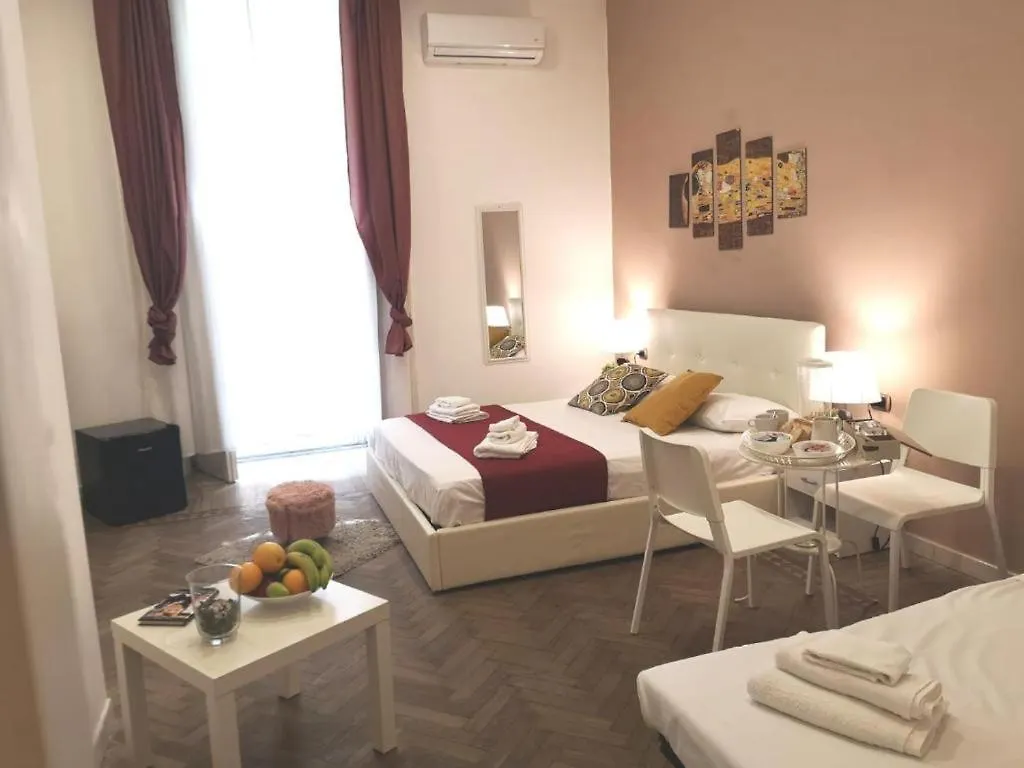 Domus Luigi Leone 2 Bed & Breakfast Naples Italy